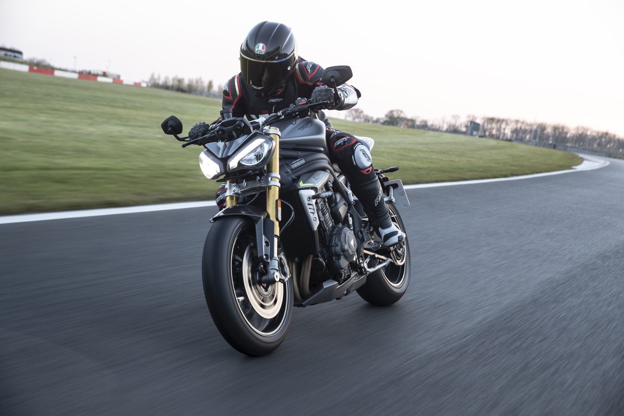 Triumph Speed Triple Rs Road And Track Review Visordown